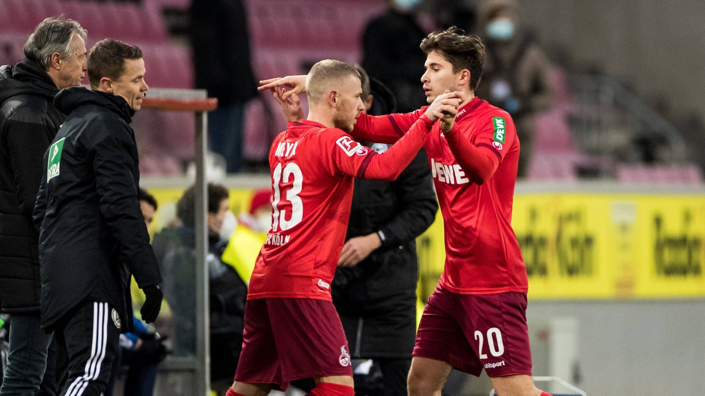 
                <strong>Platz 9: 1. FC Köln</strong><br>
                Zuletzt ging der Blick für die Kölner wieder etwas nach oben. Im Bundesliga-Abstiegskampf haben sie Vollstrecker-Qualitäten hinterlegt, als sie ihre direkten Konkurrenten distanzierten. Gegen Schalke und Bielefeld siegte das Team von Markus Gisdol, gegen Hertha BSC gab's ein Remis. Im Pokal muss der FC in Regensburg nun mit der Bürde des Favoriten umgehen - eine Seltenheit in dieser Spielzeit. Ob das fragile Nervenkostüm der Rheinländer das aushält? Mit einem Sieg gegen den Zweitligisten wäre Köln erstmals seit 2010 wieder im Viertelfinale. Verlockende Aussichten. 
              