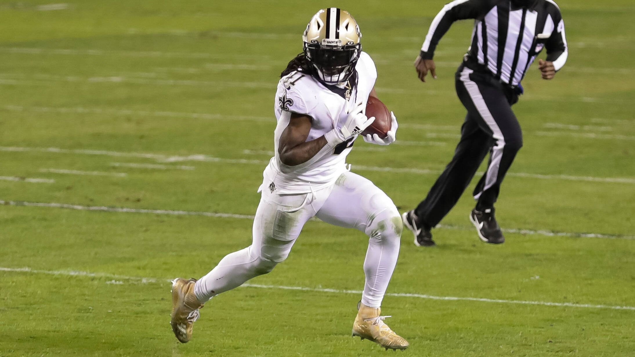 
                <strong>Platz 7: Alvin Kamara (Running Back, New Orleans Saints)</strong><br>
                Alvin Kamara von den New Orleans Saints ist nicht nur als Runner eine Waffe. Auch als Receiver kann der Running Back überzeugen. 2020 sorgte er mit 932 Rushing Yards und 756 Receiving Yards für insgesamt 21 Touchdowns der Saints.&#x2022; <strong><strong>Läufe über 10 Yards und mehr:</strong> 27 -</strong><br>&#x2022; <strong><strong>Läufe mit 24+ km/h:</strong> 40 -</strong><br>&#x2022; <strong>Läufe 24+ km/h prozentual: 21,4%</strong><br>
              