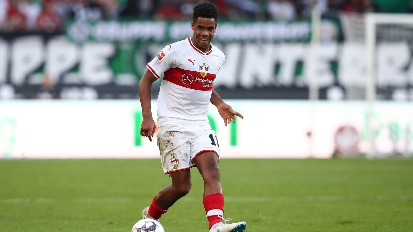 
                <strong>Daniel Didavi</strong><br>
                Als Daniel Didavi im Sommer für vier Millionen Euro aus Wolfsburg zu seinem Jugendverein zurückkehrte, waren die Erwartungen groß. Doch in der laufenden Saison blieb der 29-Jährige - wie viele andere Stuttgarter - hinter diesen zurück. Auch aufgrund von Verletzungsproblemen kam der Mittelfeldspieler nur auf 16 Bundesliga-Einsätze in der Spielzeit 2018/19. Trotz Vertrages bis 2021 gilt dadurch auch Didavi als möglicher Streichkandidat bei den Schwaben. 
              