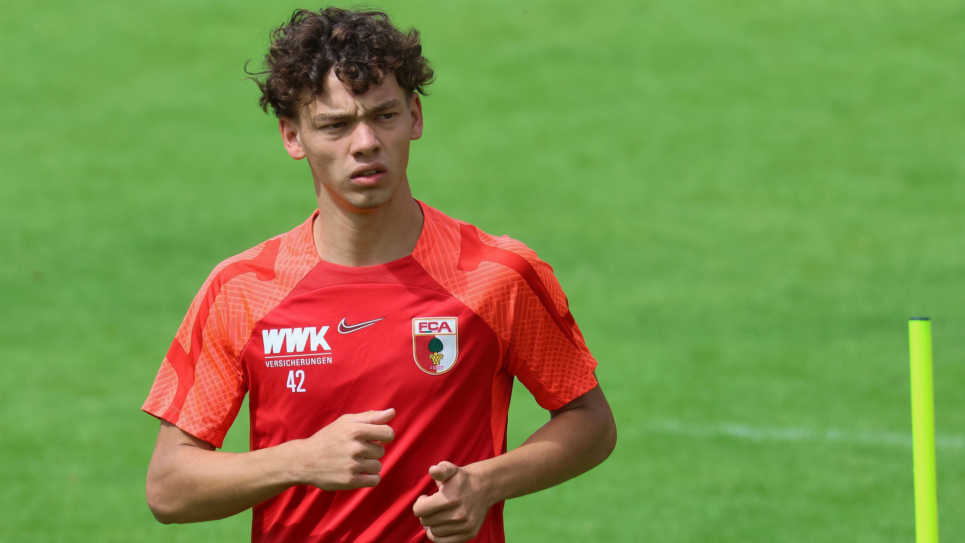 
                <strong>15. FC Augsburg</strong><br>
                Durchschnittsalter des Kaders: 26,0 JahreJüngster Spieler im Kader: Aaron Zehnter (17 Jahre, zehn Monate und 18 Tage)Ältester Spieler im Kader: Julian Baumgartlinger (34 Jahre, acht Monate und 16 Tage)
              