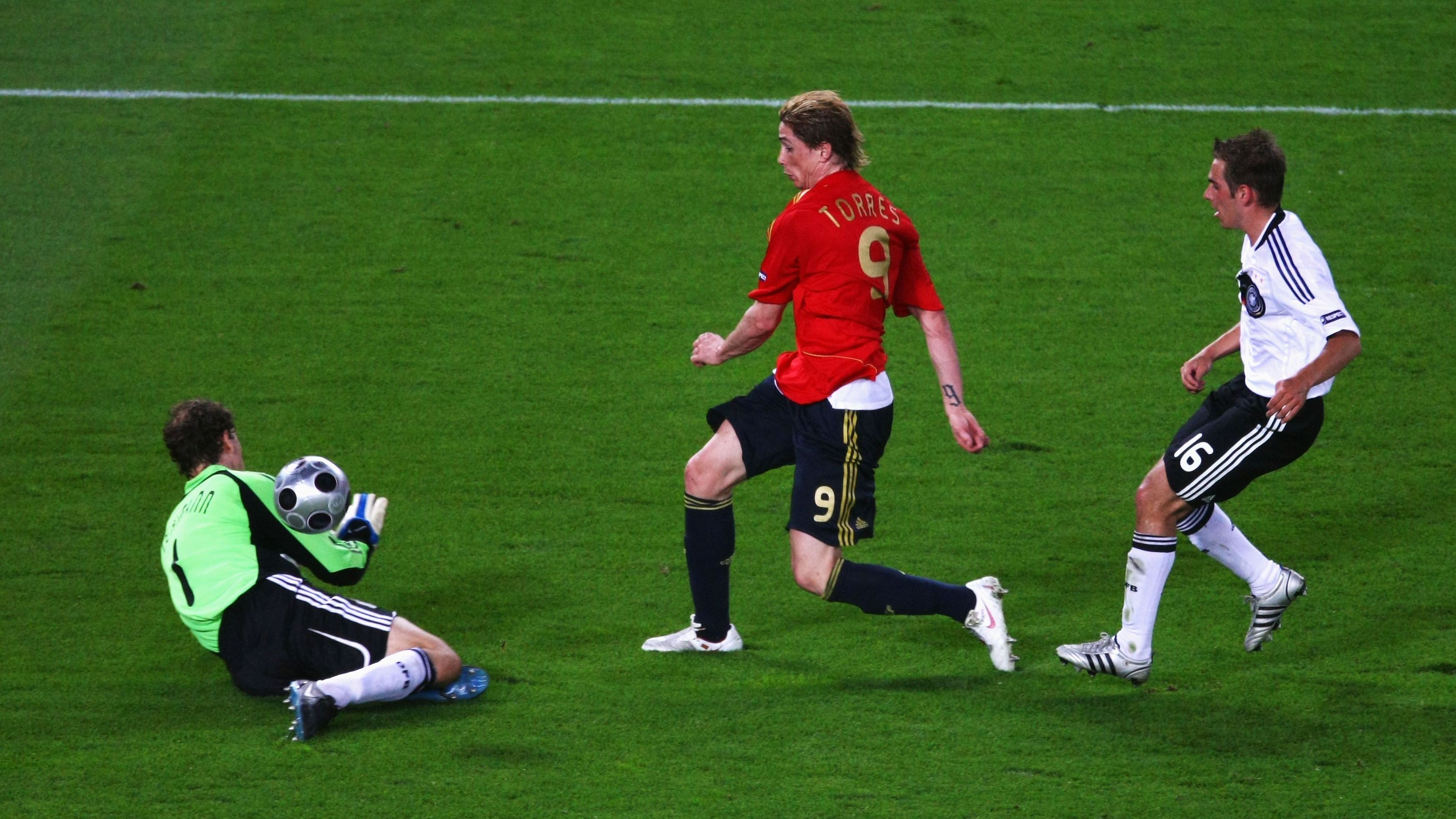 <strong>EM 2008, Finale, Deutschland - Spanien 0:1</strong><br>Bereits zwei Jahre zuvor hieß die Endstation Spanien, allerdings sogar im Endspiel. Das goldene Tor im Wiener Ernst-Happel-Stadion erzielte noch im ersten Durchgang der damalige Liverpool-Akteur Torres - Lehmann im Kasten der Deutschen konnte den Einschlag nicht verhindern. Die Vorlage kam, wie auch im Duell von 2010, von Xavi ...