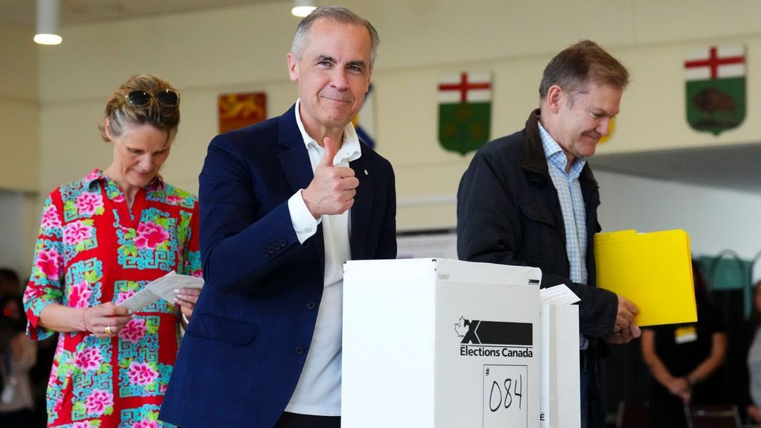 Der liberale Premierminister Mark Carney bei der Stimmabgabe zur Parlamentswahl in Kanada.