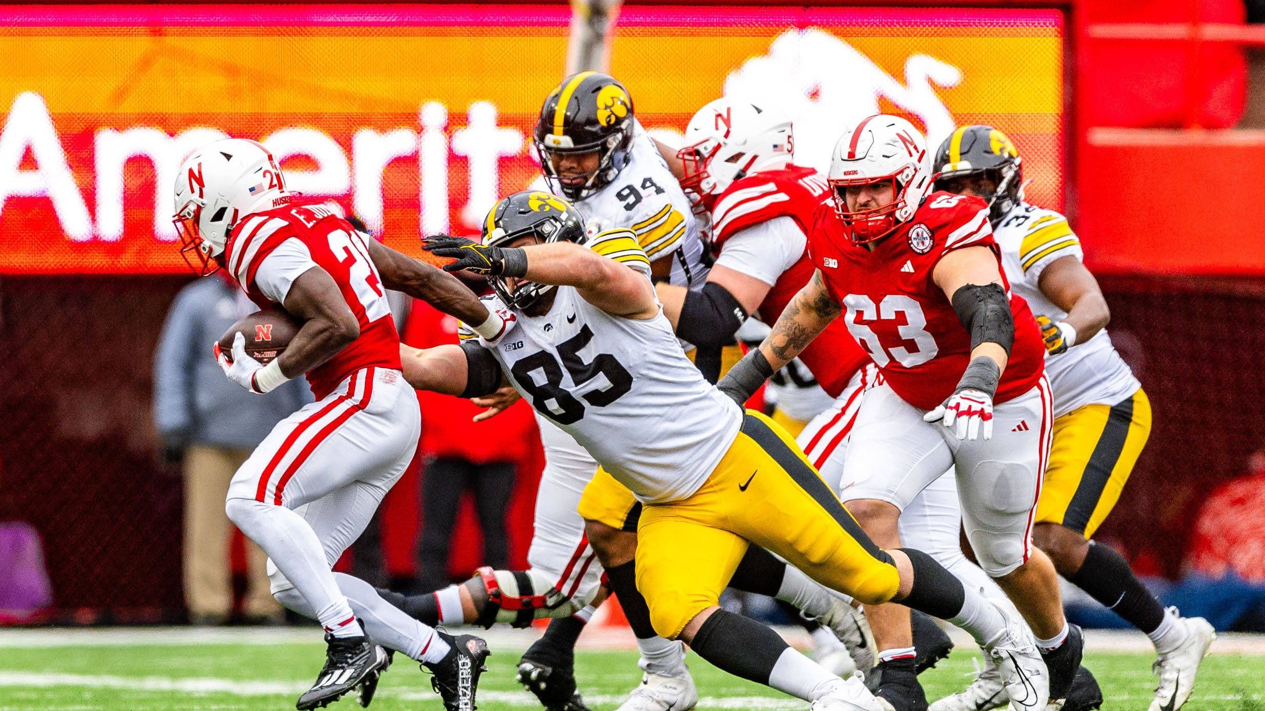 <strong>Logan Lee (Defensive Liner, Pittsburgh Steelers)</strong> <br>Und auch auf der defensiven Seite des Balles könnte den Steelers ein Glücksgriff gelungen sein. Sechstrunden-Pick Logan Lee erledigte bei Iowa oft die Drecksarbeit. Beim Combine stellte er sein spannendes Athletik-Profil unter Beweis und kann variabel in der Defensive Line eingesetzt werden - eine Verstärkung, die die Line der Steelers benötigte.&nbsp;