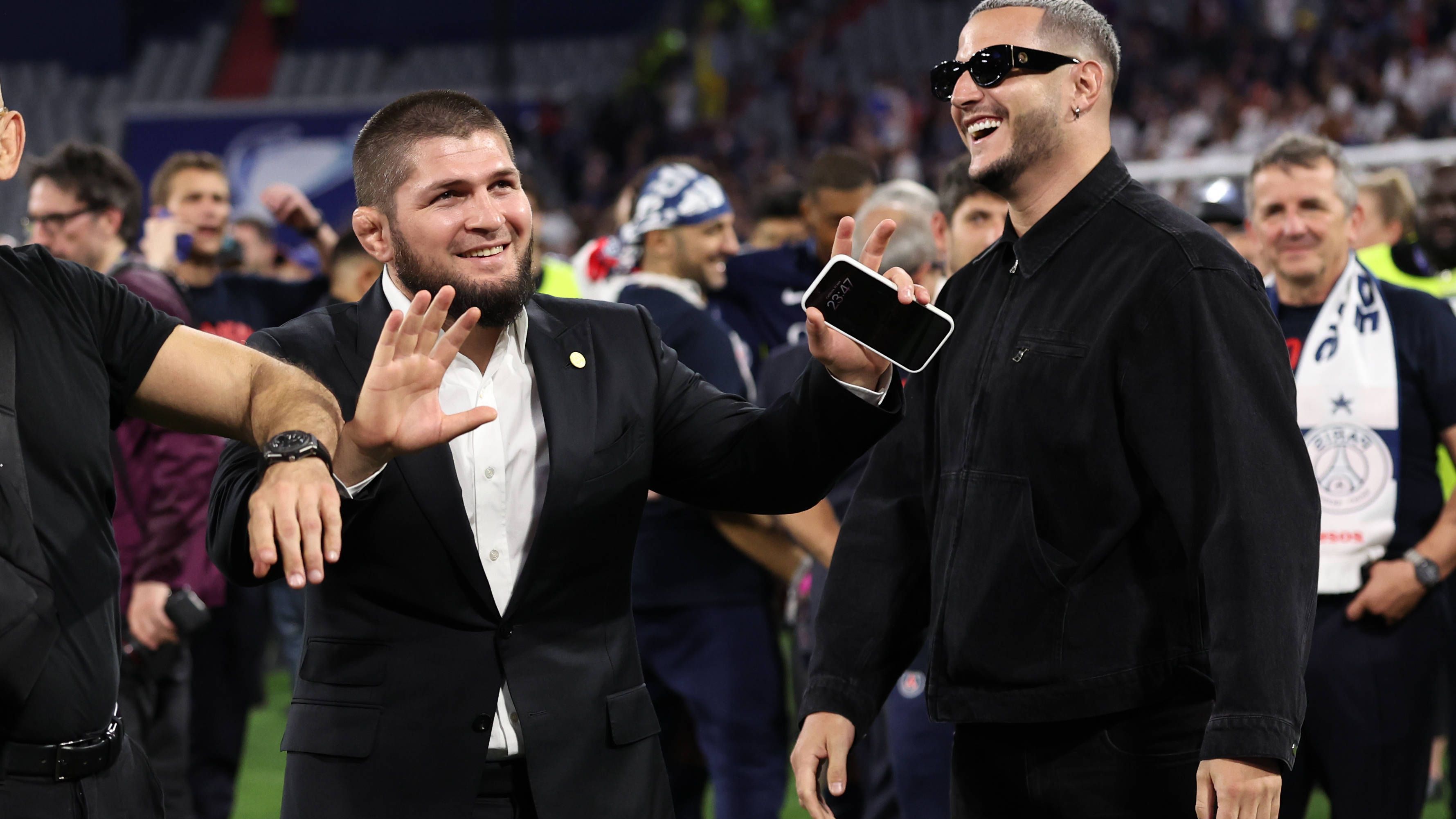 <strong>Khabib</strong> <strong>Nurmagomedov</strong><br>Als Teil der PSG-Delegation war der ehemalige UFC-Star Khabib Nurmagomedov (l.) dabei und durfte ebenfalls auf dem Rasen mitjubeln.