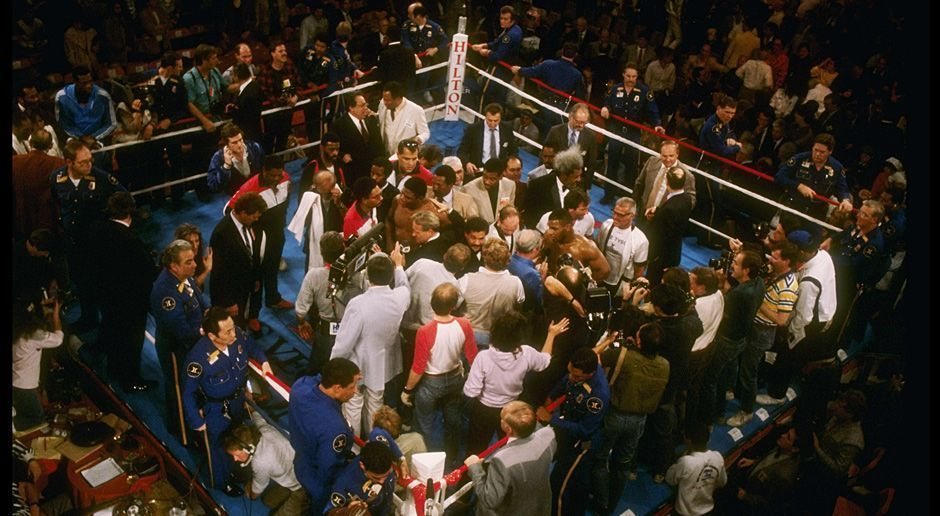 
                <strong>Mike Tyson</strong><br>
                Und D'Amato sollte Recht behalten. Am 22. November 1986 schlug Tyson Trevor Berbick in der zweiten Runde K.o. und holte sich im Alter von 20 Jahren und 144 Tagen den Titel. Nach dem Kampf ging es im Ring drunter und drüber. Tragisch: Cus D'Amato konnte den Triumph nicht mehr miterleben, da er knapp ein Jahr zuvor im Alter von 78 Jahren an einer Lungenentzündung verstorben war.
              