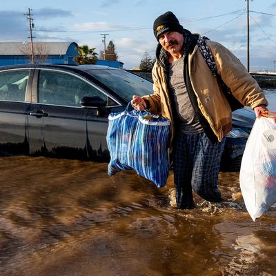 Winterstürme und Regen mit Überschwemmungen in den USA