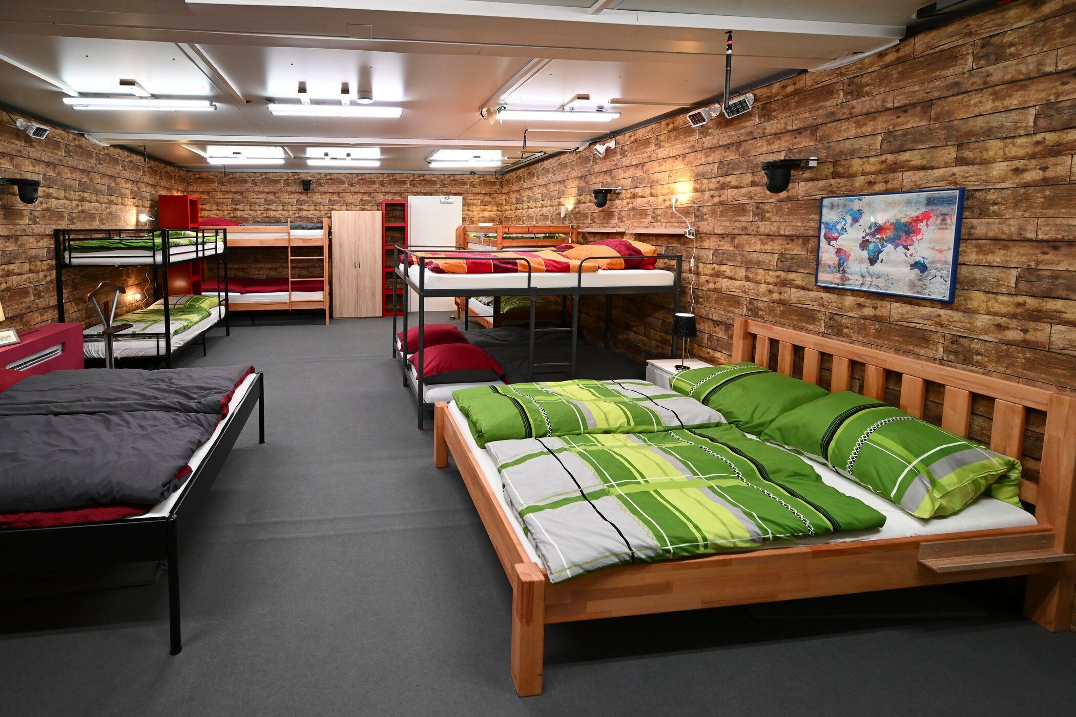 "Big Brother" 2024: Spätestens im Schlafzimmer wird deutlich: Luxuriös ist die Einrichtung des Containers nicht. Die Bewohner:innen werden in Hoch- und Doppelbetten schlafen.