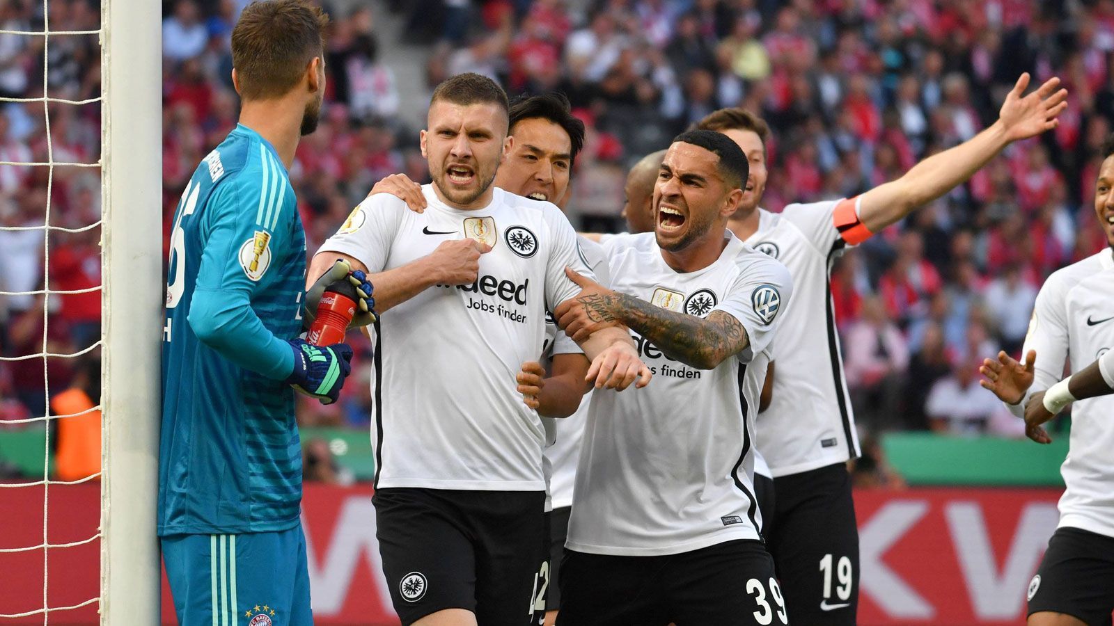 
                <strong>Trotz Horrorbilanz in München: 6 Dinge machen Frankfurt Mut</strong><br>
                Vor zwei Jahren gelang Eintracht Frankfurt im DFB-Pokal-Finale in Berlin durch einen 3:1-Sieg gegen den FC Bayern der größte Erfolg der vergangenen drei Jahrzehnte. Am Mittwoch treten die Hessen nun erneut im Halbfinale in München (ab 20.45 Uhr im Liveticker auf ran.de) an, als krasser Außenseiter. Wir nennen 6 Punkte, die der Eintracht trotzdem Mut für eine Überraschung machen.
              