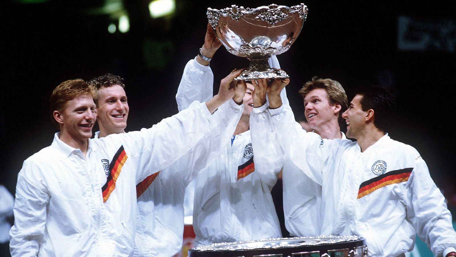 
                <strong>Viermaliger Sportler des Jahres und Davis-Cup-Sieger</strong><br>
                Becker eilte von Erfolg zu Erfolg. Ein Jahr nach seinem Überraschungs-Sieg in Wimbledon konnte er das Grand-Slam-Turnier erneut gewinnen. Zum zweiten Mal in Folge wurde er daraufhin zu Deutschlands Sportler des Jahres gewählt. Insgesamt gewann er diese Auszeichnung vier Mal. Auch der Davis Cup ging im Jahre 1988 unter seiner Führung erstmals an das deutsche Team. 1991 war Becker erstmals die Nummer Eins der Weltrangliste. Insgesamt stand er in seiner Karriere zwölf Wochen lang an der Spitze des ATP-Rankings.
              