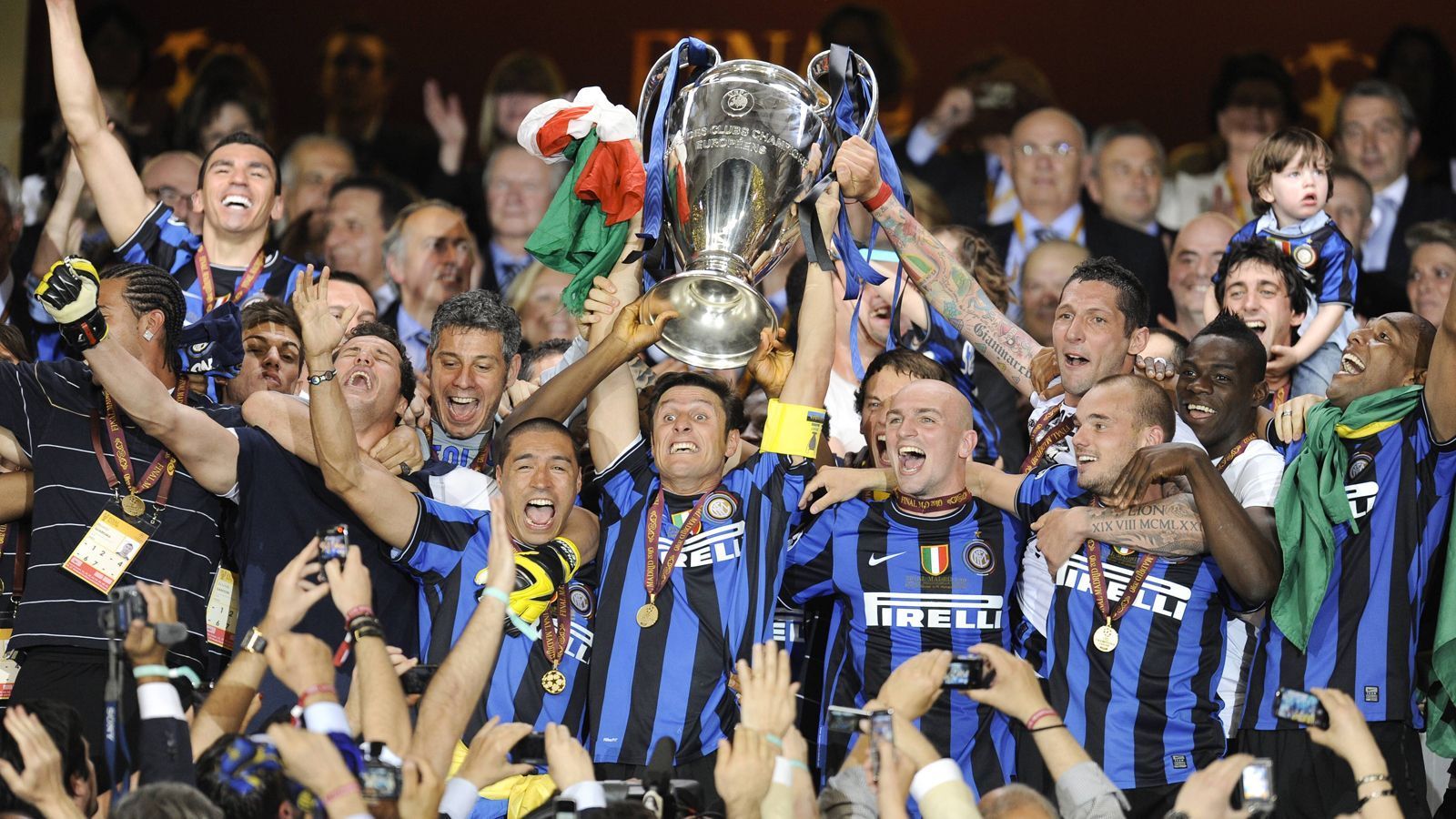 
                <strong>Inter Mailand (2010)</strong><br>
                Damit wären wir auch direkt beim nächsten Triple-Gewinner. Inter Mailand bezwang 2010 im Champions-League-Finale den FC Bayern München. Direkt nach dem Spiel verkündete Trainer Jose Mourinho, dass er zukünftig Real Madrid trainieren wird. Unter dem Nachfolger Leonardo erlebte Inter eine enttäuschende Saison: In der Liga wurde man nach fünf Meisterschaften in Folge lediglich Zweiter, scheiterte zudem im Champions-League-Viertelfinale. Allein der Pokalsieg konnte Leonardo nicht retten. Der Vertrag wurde nach der Saison aufgelöst. Seitdem gewann Inter überhaupt keinen Titel mehr.    
              