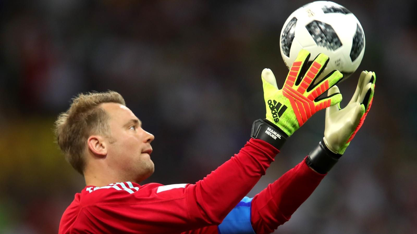 
                <strong>Manuel Neuer</strong><br>
                Der Kapitän verlebt zunächst ruhige Minuten, ehe er in höchster Not gegen Berg retten muss. Bei Toivonens Tor per Heber ist Neuer machtlos. Mit dem Pausenpfiff zeigt er bei Bergs Kopfball seine ganze Klasse. Zeigt damit erneut, dass auf ihn trotz elend langer Verletzungspause Verlass ist. ran-Note: 2
              