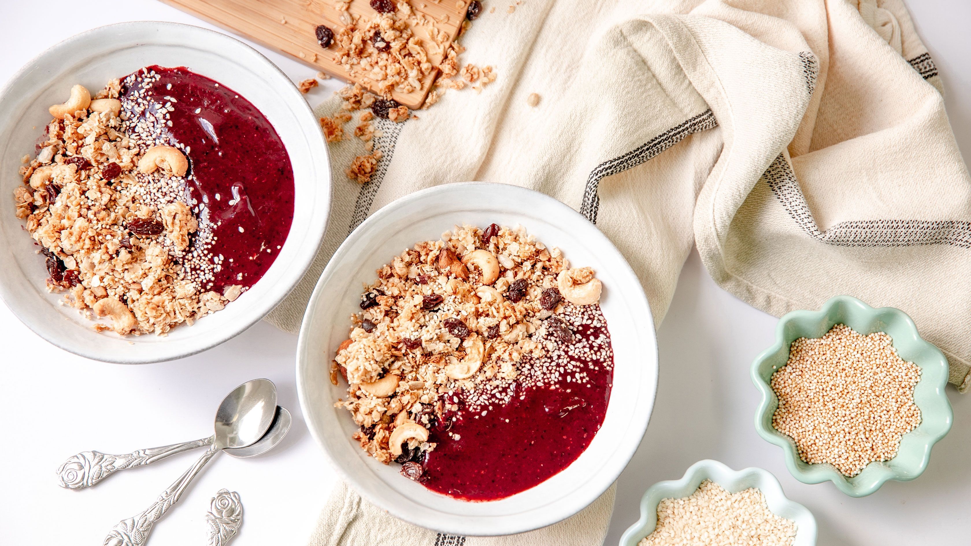 Vegane Smoothie Bowls mit Granola Rezept aus Enie backt