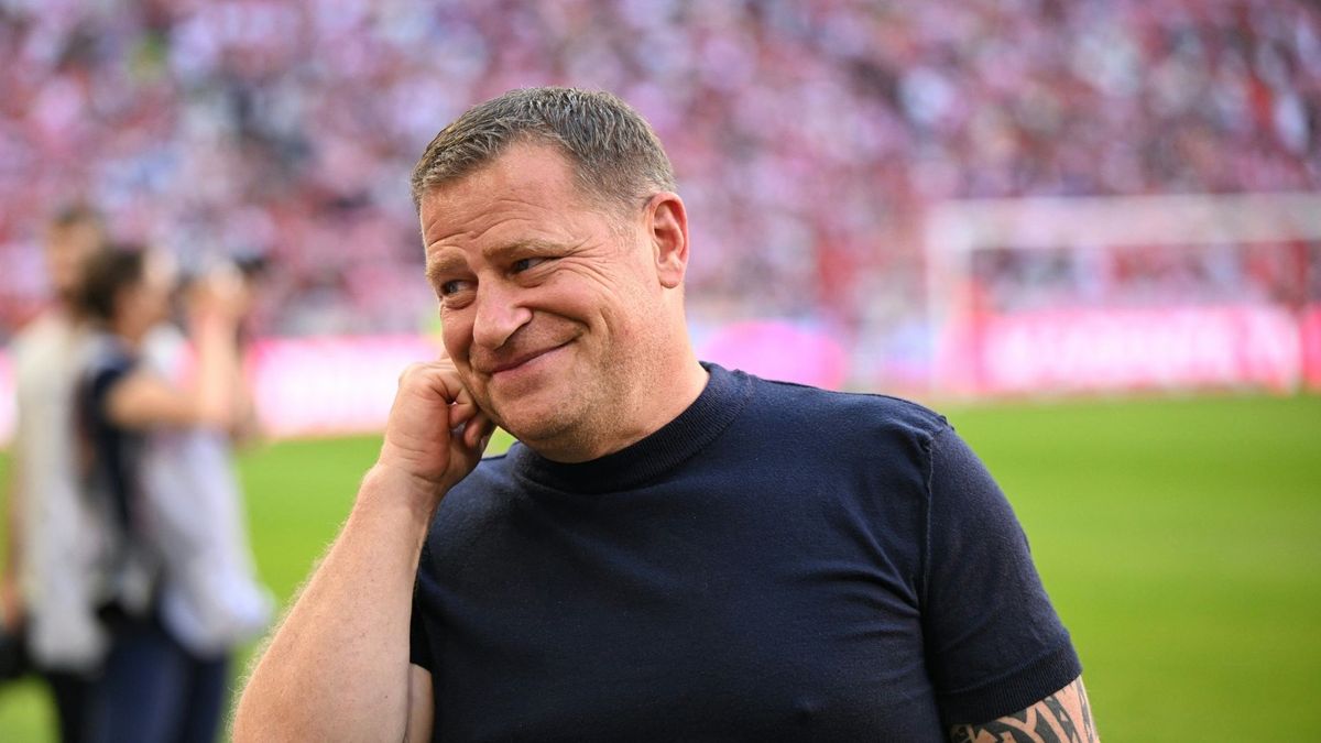 Bayerns Sportvorstand Max Eberl lacht