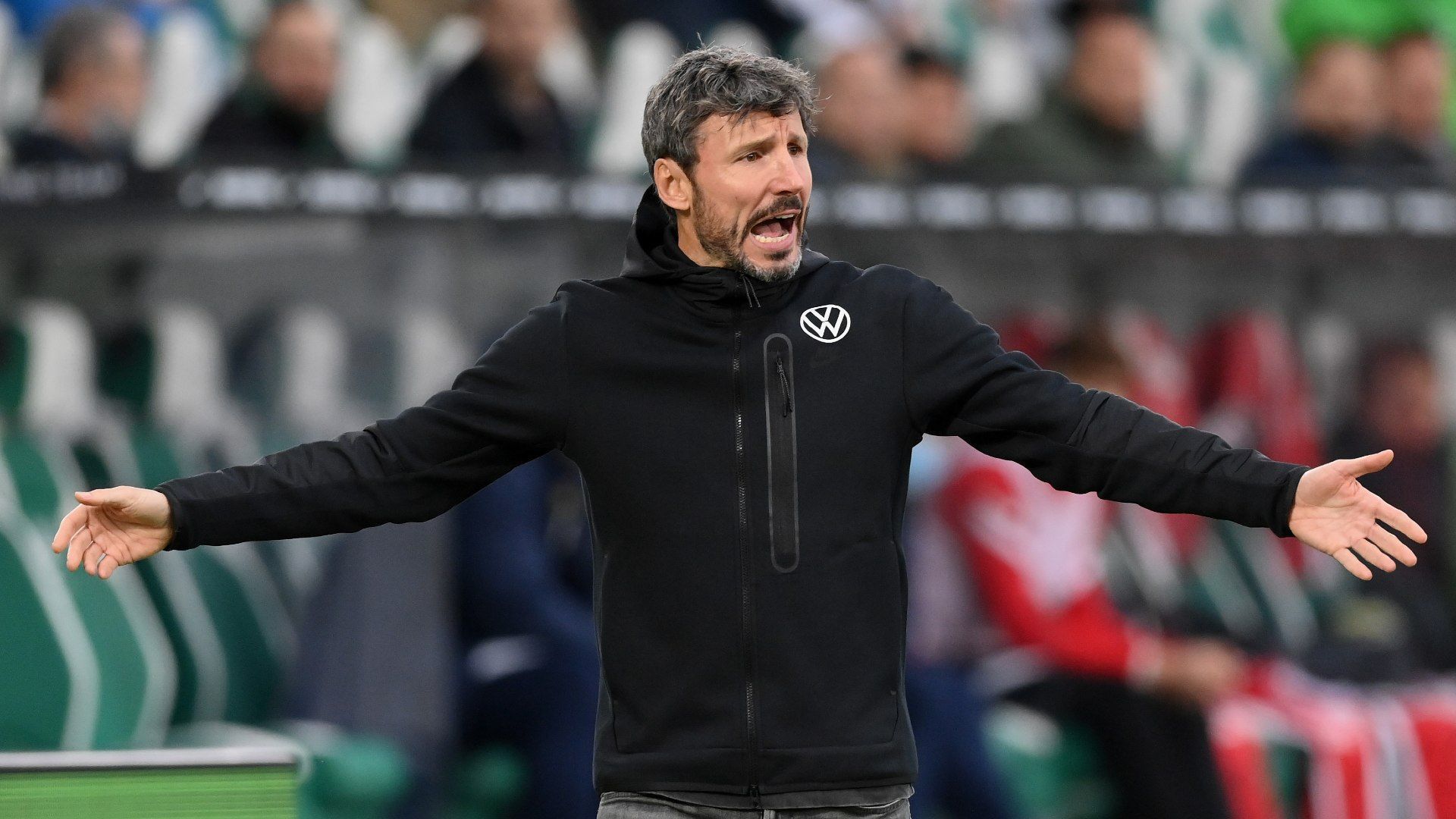 
                <strong>Verlierer: Mark van Bommel </strong><br>
                Acht sieglose Spiele in Serie waren dann doch zu viel. Am Sonntag wurde Mark van Bommel nach der 0:2-Niederlage gegen den SC Freiburg als Cheftrainer des VfL Wolfsburg entlassen. "Es gab unter dem Strich mehr trennende als verbindende Faktoren", erklärte Geschäftsführer Jörg Schmadtke nach der Bekanntgabe. Mit vier Siegen aus vier Spielen führte van Bommel die Wölfe zu einem Startrekord in der Bundesliga, sorgte jedoch auch mit einem Wechselfehler in der ersten Runde des DFB-Pokals für das frühe Aus am grünen Tisch. Den Ex-Coach hat die Freistellung offenbar kalt erwischt: "Ich bin überrascht und enttäuscht von der Entscheidung", sagte der 44-Jährige zu seinem frühen Aus. 
              