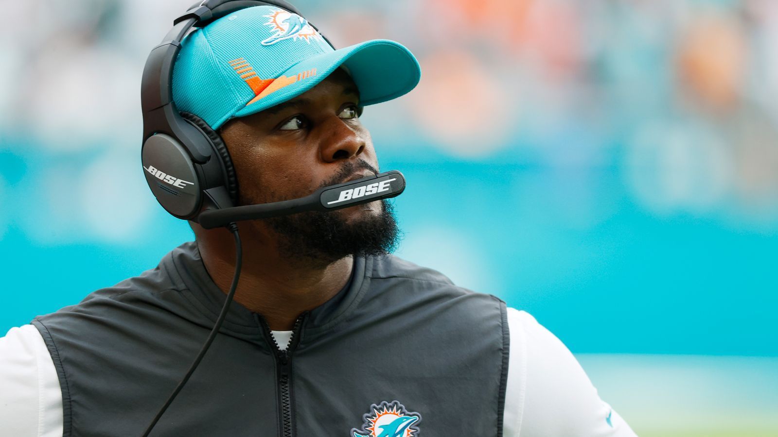 
                <strong>Miami Dolphins: Head Coach Brian Flores</strong><br>
                Die Miami Dolphins sorgten mit der Entlassung von Brian Flores für die größte Überraschung des "Black Monday". Als er 2019 von den Patriots zu den Dolphins wechselte, trauten ihm viel Experten wenig zu. Zu niedrig war das Talentlevel des Teams. Am Ende der Saison 2019 standen trotzdem fünf Siege zur Buche. In den folgenden beiden Saisons verpasste er mit den Dolphins jeweils knapp den Einzug in die Playoffs. Auch deswegen hatte es in den vergangenen Wochen eigentlich keine Head-Coach-Diskussion in Miami gegeben.
              