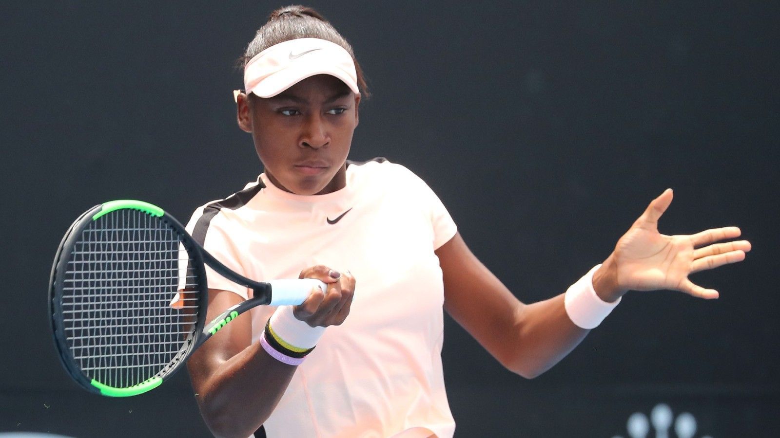 
                <strong>Cori Gauff: Wunderkind erobert Wimbledon</strong><br>
                Cori wurde am 13. März 2004 in Atlanta geboren. Mit sechs Jahren hielt sie erstmals einen Schläger in der Hand. Weil sich ihr besonderes Talent frühzeitig zeigte, setzte die Familie alles auf die Karte Tennis-Karriere und zog für bessere Trainingsbedingungen nach Delray Beach in Florida. 
              