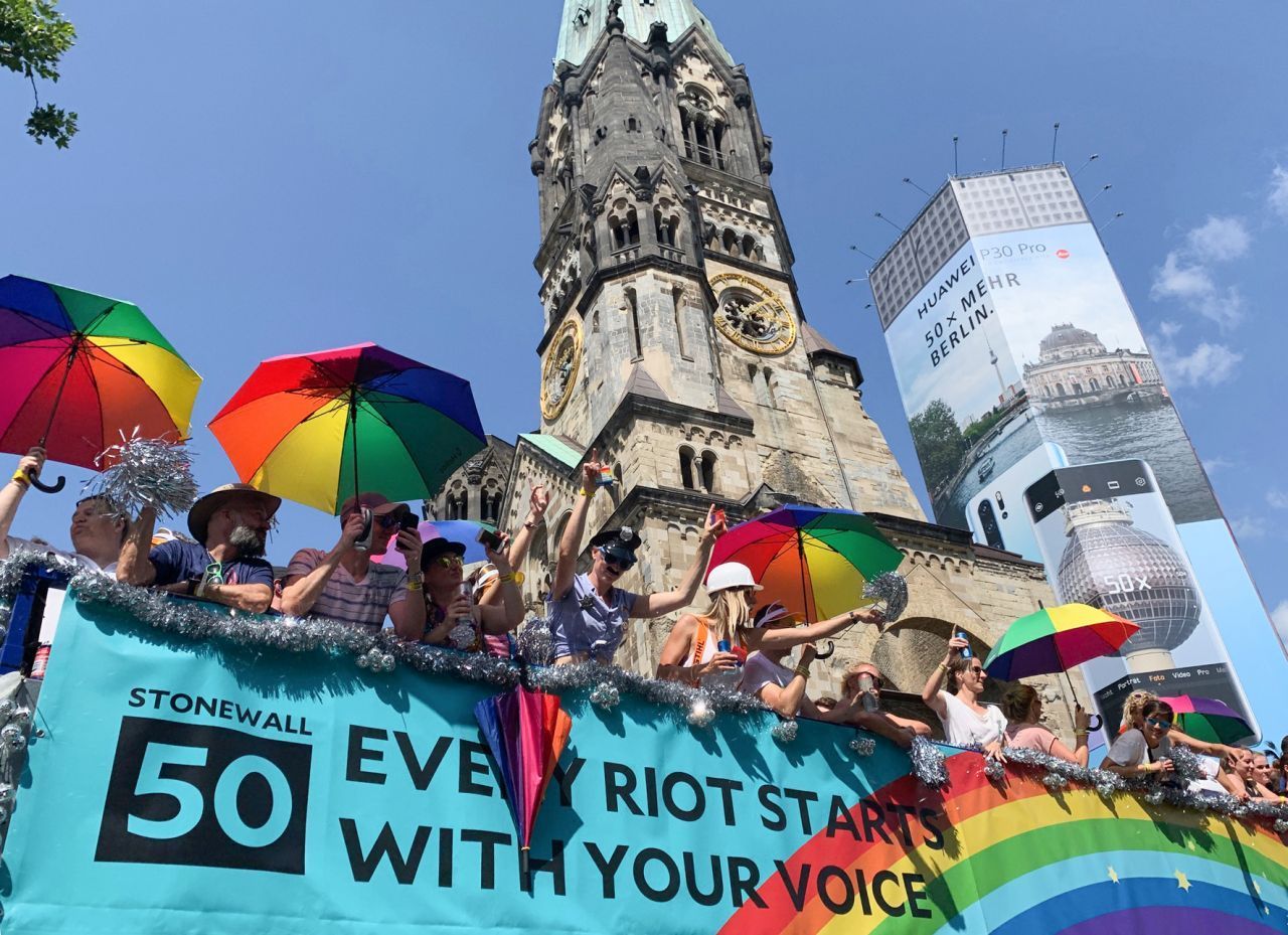 50 Jahre CSD! Berlin feierte das 2019 mit dem Motto, dass jeder Aufstand mit deiner Stimme startet: Stonewall 50 - every riot starts with your voice. 