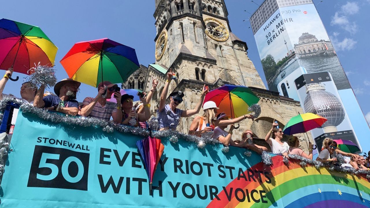 50 Jahre CSD! Berlin feierte das 2019 mit dem Motto, dass jeder Aufstand mit deiner Stimme startet: Stonewall 50 - every riot starts with your voice.