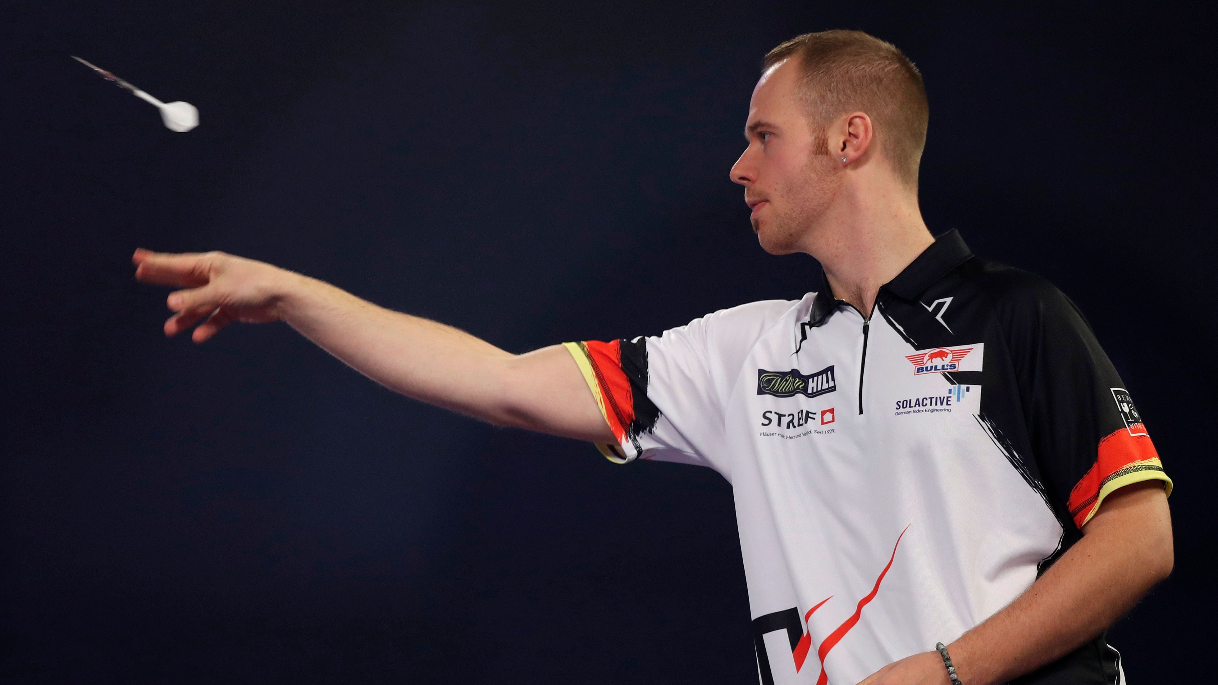 <strong>Max Hopp</strong><br>Es war eine mittelschwere Sensation, als sich Max Hopp 2013 mit gerade einmal 16 Jahren für die Weltmeisterschaft qualifizierte. Lange war er Deutschlands Nummer eins und stand zwischendurch sogar auf Weltranglistenplatz 23. Seit der Corona-Pandemie kriegt Hopp sein Talent nicht mehr an die Scheibe, musste 2022 seine Tour Card abgeben und ist aktuell nicht in der Order of Merit vertreten.