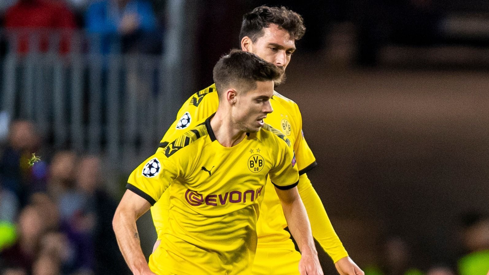 
                <strong>Julian Weigl (Borussia Dortmund)</strong><br>
                Ergeht es ähnlich wie seinem Nebenmann Witsel. Auch von ihm kommt offensiv zu wenig, defensiv ausbaufähig. Nach dem Seitenwechsel zumindest etwas verbessert, ist deutlich präsenter und zielstrebiger in seinen Aktionen. Messi können Weigl und Co. in diesem Spiel aber nicht genügend stören, der Argentinier trifft selbst und bereitet die anderen beiden Tore vor. ran-Note: 4
              