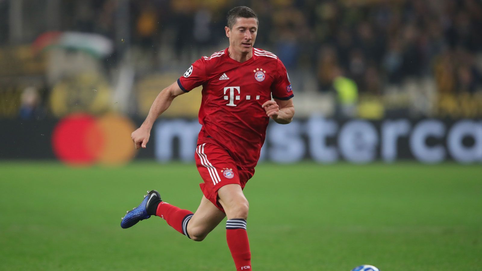 
                <strong>Robert Lewandowski</strong><br>
                Auch mit dem Stürmer, der im Sommer mangels Rückendeckung des Vereins noch auf einen Wechsel gedrängt hatte, soll schon länger wieder alles im Lot sein. Dafür waren laut "Sportbild" mehrere Gespräche mit Berater Pini Zahavi nötig. Auch weil die Bayern offenbar im Sommer mehrere Anrufe des Agenten bewusst ignoriert hatten. Wie stabil der Burgfrieden zwischen Lewandowski und seinem Arbeitgeber ist, ist schwer einschätzbar. Denn nach einer schwachen WM waren die Angebote für den Stürmer ausgeblieben. Ein Zusammenraufen beider Parteien war alternativlos. Bleibt also abzuwarten, was in der nächsten Transferperiode passieren wird. Zoff-o-meter: Krisenpotenzial unterschwellig vorhanden. 
              