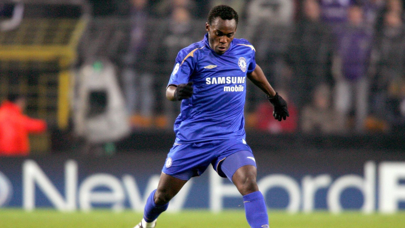 
                <strong>Chelsea kauft ein</strong><br>
                Die teuersten Transfers leistete sich der FC Chelsea: Michael Essien wechselte für 38 Millionen Euro von Olympique Lyon an die Stamford Bridge. Shaun Wright-Phillips (Manchester City) kostete die "Blues" 31,5 Millionen. 
              