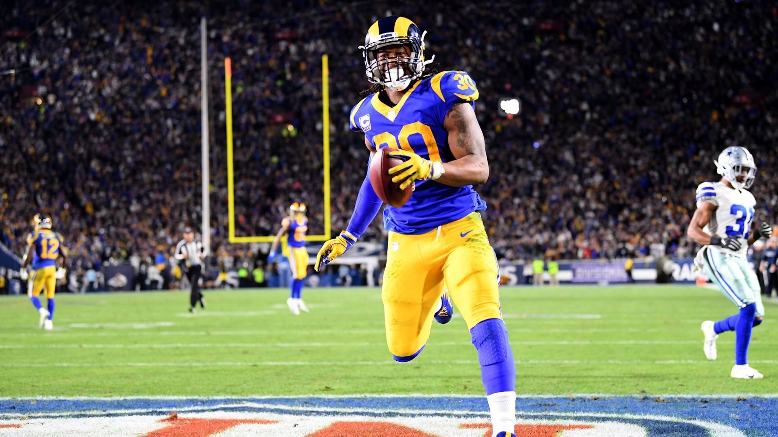 
                <strong>Erzielte Touchdowns - Vorteil Rams</strong><br>
                Sowohl die Rams als auch die Patriots ließen es in der Saison 2018 Touchdowns regnen. Jared Goff, Todd Gurley und Co. gelangten  Mal in die gegnerische Endzone (33 Passing TDs, 27 Rushing TDs). Tom Brady, Sony Michel und Kollegen erzielten  Touchdowns (31 durch die Luft, 26 am Boden). Vor allem in der Postseason waren die Running Backs aus Foxborough gefährlich, erzielten gegen die Los Angeles Chargers und Kansas City Chiefs insgesamt gleich acht Rushing Touchdowns.
              