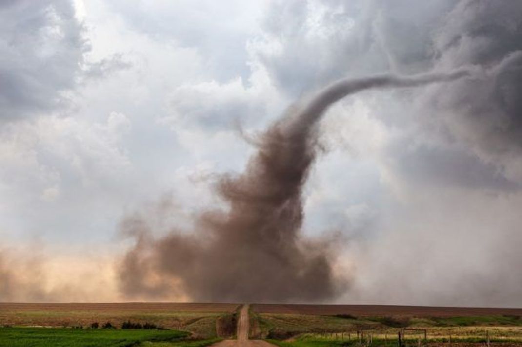 Der humusreiche "Kastanozem-Boden" in den Great Plains der USA ist rötlich. Tornados, die dort entstehen, nehmen diese Farbe oft an.