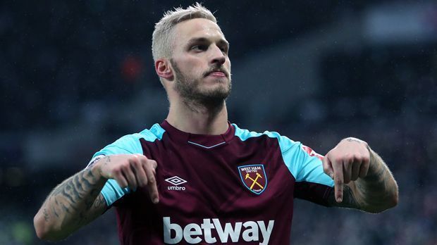 
                <strong>Linkes Mittelfeld - Marko Arnautovic (Der Mann, der sich ein Leben kauft)</strong><br>
                Mit Ordnung hatte Marko Arnautovic in seiner Vergangenheit auch so seine Probleme bzw. mit Ordnungshütern. Der frühere Werder-Flop kam 2012 in seiner Geburtsstadt Wien in eine Verkehrskontrolle und legte sich mit einem Polizisten an. "Ich verdiene so viel, ich kann dein Leben kaufen", soll der österreichische Nationalspieler gesagt haben. Dieser Spruch verfolgt den aktuellen West-Ham-Profi bis heute als einer von mehreren Skandalen. Mittlerweile ist der 28-Jährige jedoch gereift und als Typ vor allem auf dem Platz für Außergewöhnliches gut. In der Saison 2017/18 erzielte "Arnie" bereits sieben Treffer für die "Hammers".
              