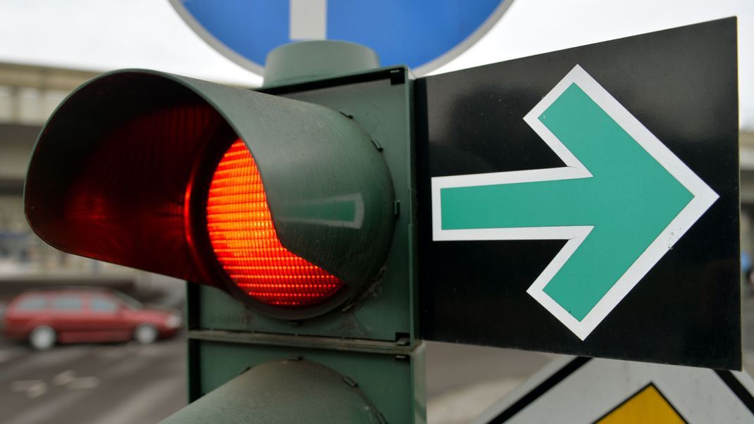 Ein "Grünpfeil" zum Rechtsabbiegen bei roter Ampel