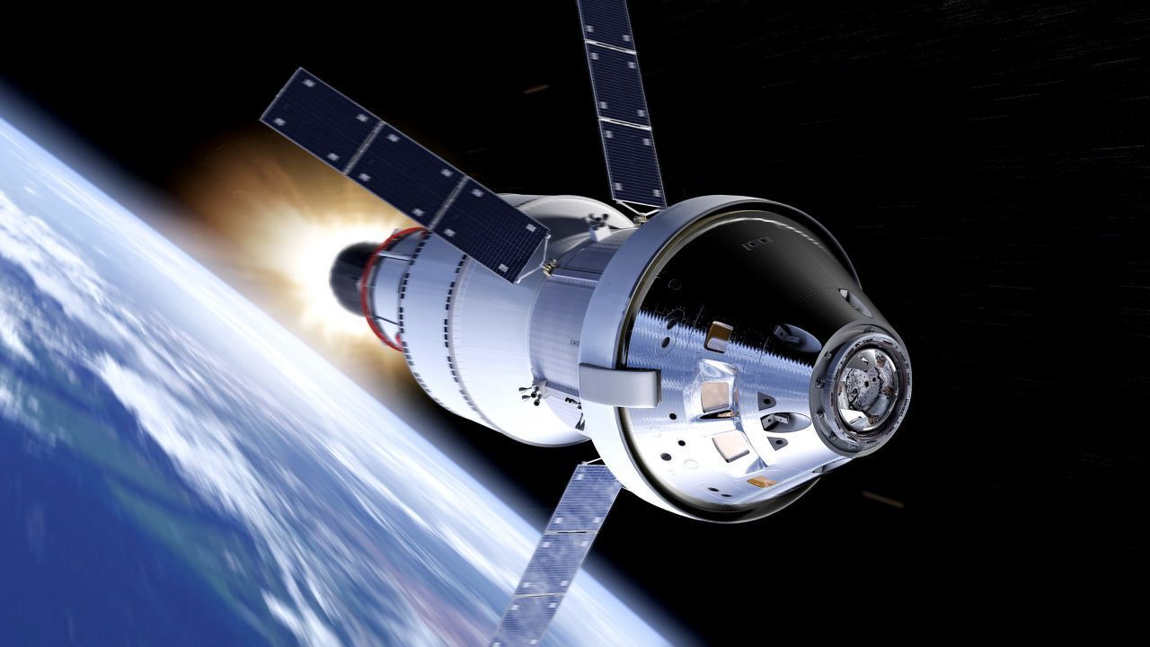 Bereits fertig: Mit dem Raumschiff Orion sollen die Astronaut:innen zum Mond fliegen. Seit 2006 hat es mehr als 21 Milliarden US-Dollar verschlungen (17,7 Mrd. Euro) - fast so viel, wie die NASA für die Mondlandung bis 2025 plant. Der Bau der Orion-Raumschiffe kostet jedes Jahr mehr als eine Milliarde Dollar.