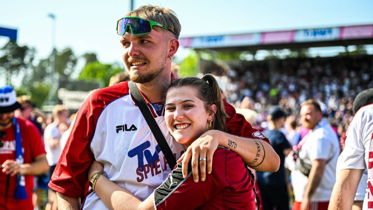 
                <strong>10. HSV feiert, in Regensburg läuft es noch</strong><br>
                Die HSV-Freude ist grenzenlos. Parallel werden elf (!) Minuten Nachspielzeit bei Jahn Regensburg gegen Heidenheim angekündigt. 
              