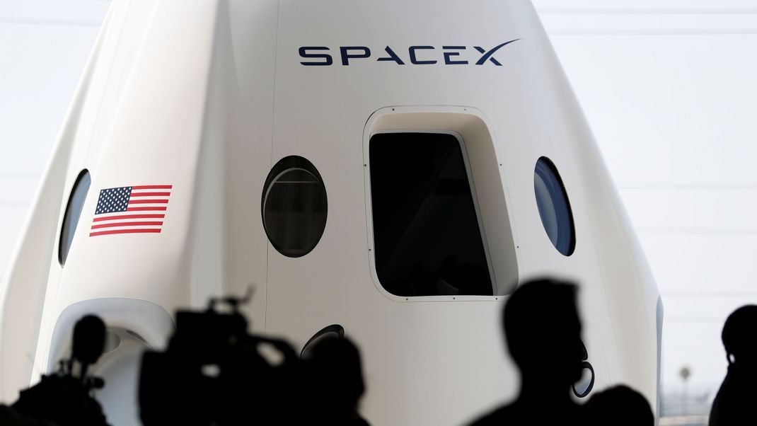 Der Raumfahrt-Konzern SpaceX von Tesla-Chef Elon Musk ist von einer Ex-Mitarbeiterin wegen ungerechter Bezahlung von Frauen und Minderheiten verklagt worden.