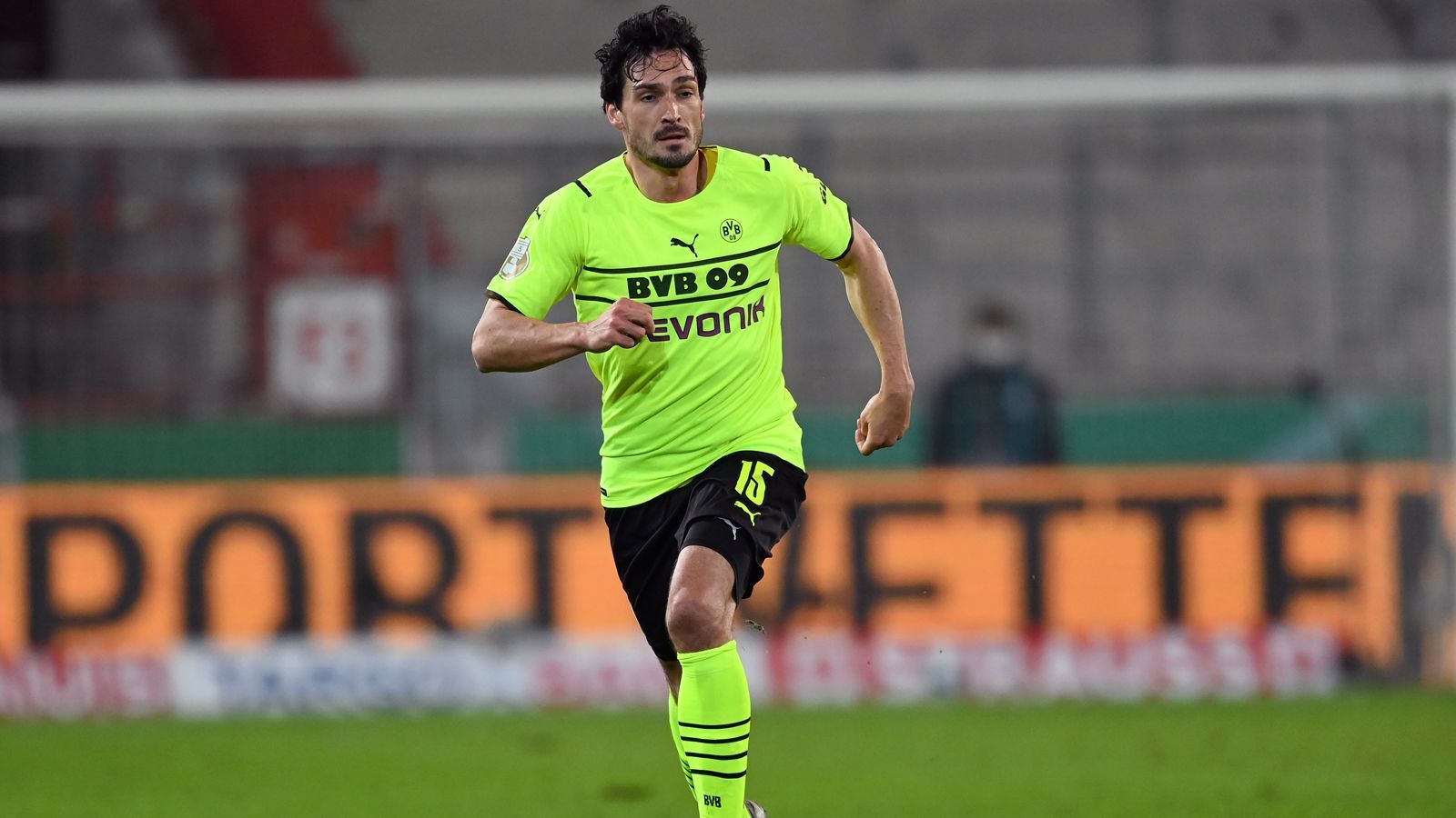 
                <strong>Platz 10 - Mats Hummels</strong><br>
                &#x2022; <strong>Wechsel zu:</strong> Borussia Dortmund<br>&#x2022; <strong>Vorheriger Verein: </strong>FC Bayern München<br>&#x2022; <strong>Alter zum Zeitpunkt des Wechsels: </strong>30 Jahre (Juli 2019)<br>&#x2022; <strong>Ablösesumme: </strong>30,5 Millionen Euro<br>
              