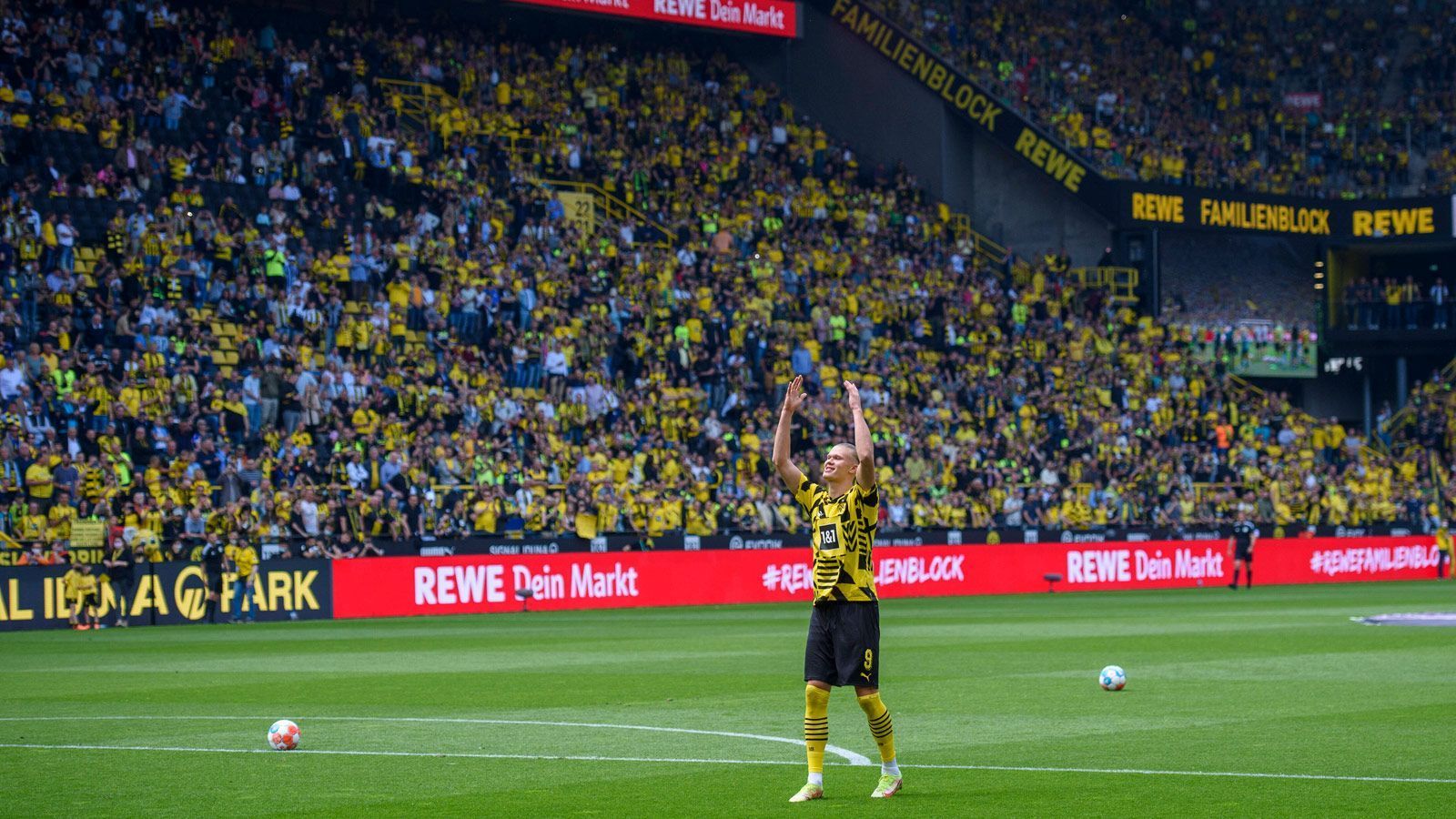 
                <strong>Erling Haaland allein vor der Südtribüne</strong><br>
                Erling Haaland verabschiedet sich vor dem Spiel gegen Hertha BSC von den Fans des BVB. Vor dem Anpfiff stellt sich der Norweger, dessen Wechsel zu Manchester City in dieser Woche offiziell gemacht wurde, allein vor die Südtribüne und genießt den Applaus der anwesenden Fans. Während des Spiels gelingt dem 21-Jährigen sogar noch ein Treffer. Das zwischenzeitliche 1:1 ist das 86. Tor im 89. Spiel für Borussia Dortmund. Für den Verein ist der Abgang von Haaland aber nicht der einzige emotionale Moment des Tages, denn ...
              