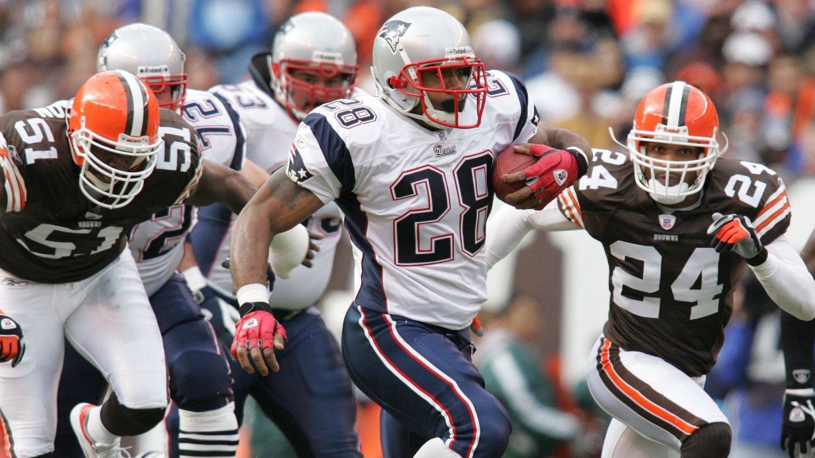 
                <strong>New England Patriots: Corey Dillon</strong><br>
                &#x2022; Rushing Yards: 1.635<br>&#x2022; Saison: 2004<br>Sechs Jahre in Folge erbrachte er für die Bengals mehr als 1.000 Rushing Yards pro Saison. Dann folgte sein Wechsel zu den Patriots, mit denen er 2004 nicht nur den Super Bowl gewann, sondern auch eine Rekord-Performance ablieferte.
              