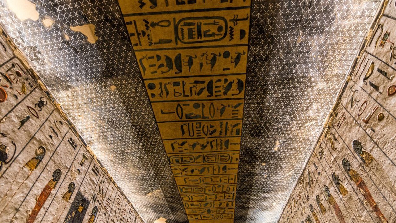 Grab Ramses II: Im Tal der Könige entdeckt, weist das Grab Ramses II, sowohl an Wänden wie der Decke zahlreiche Hieroglyphen auf. Sie erzählten oft Geschichten aus dem Leben der Herrschenden und sollten deren Ruhm mehren. Er regierte ab 1279 vor Christus ganze 66 Jahre. 