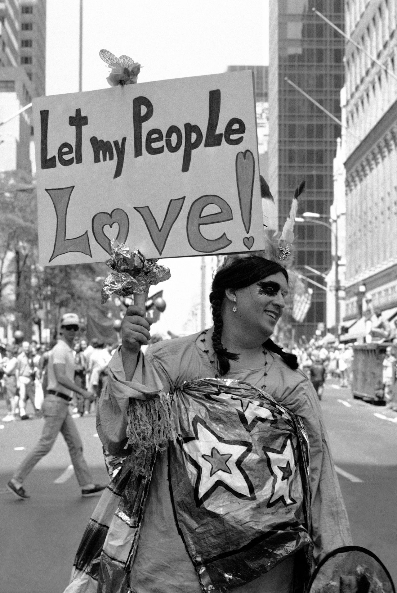 Lasst meine Leute lieben - so lautet die Botschaft dieses Mannes bei der Pride Day Parade 1981 in New York.