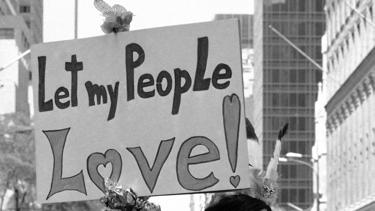 Lasst meine Leute lieben - so lautet die Botschaft auf diesem Plakat bei der Pride Day Parade 1981 in New York.