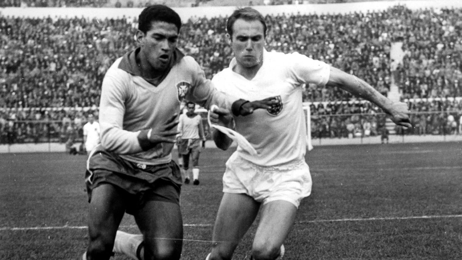 
                <strong>Garrincha</strong><br>
                Der Top-Techniker Garrincha hat seinen Heimat-Kontinent Südamerika sportlich zwar nie verlassen, zeigte aber bei diversen internationalen Turnieren vor aller Welt, was er drauf hat. 1958 und 1962 führte er Brasilien gemeinsam mit Pele zum WM-Titel.
              