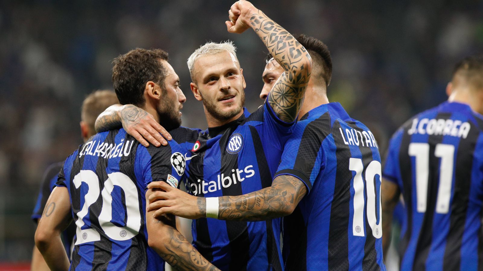 
                <strong>Platz 10: Inter Mailand</strong><br>
                Wenn man bei Inter Mailand nach der Gruppenauslosung gefragt hätte, mit wie vielen Punkten man nach drei Spielen zufrieden wäre, wäre "sechs" wohl eine sehr häufige Antwort gewesen. Genau so viele Punkte haben die "Nerazzurri" auch. Inter lieferte sich ein packendes Duell mit dem FC Barcelona (1:0) und besiegte Viktoria Pilsen souverän auswärts (2:0). Zwar zogen die Mailänder gegen den FC Bayern den kürzeren (0:2), hatten jedoch auch in diesem Spiel ihre Möglichkeiten. Für ein noch breiteres Grinsen bei den Inter-Tifosi dürfte der Fakt sorgen, dass sie doppelt so viele Punkte auf der Habenseite haben, als Stadtrivale Milan.
              