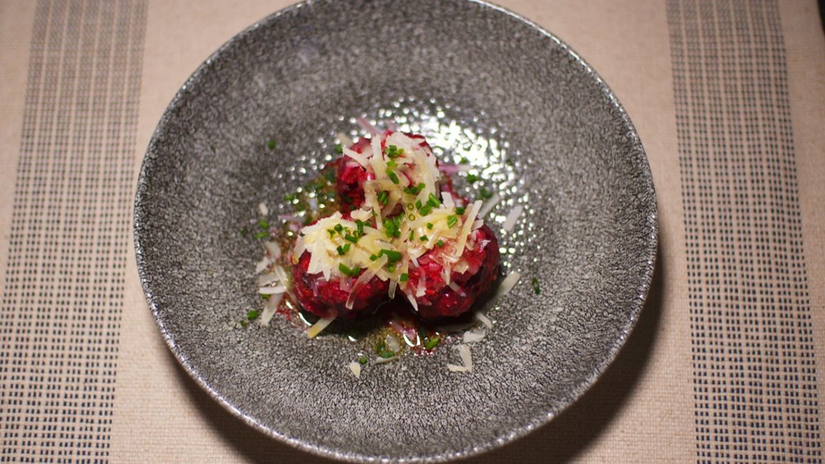 Rote-Bete-Knödel mit Nussbutter und Parmesan