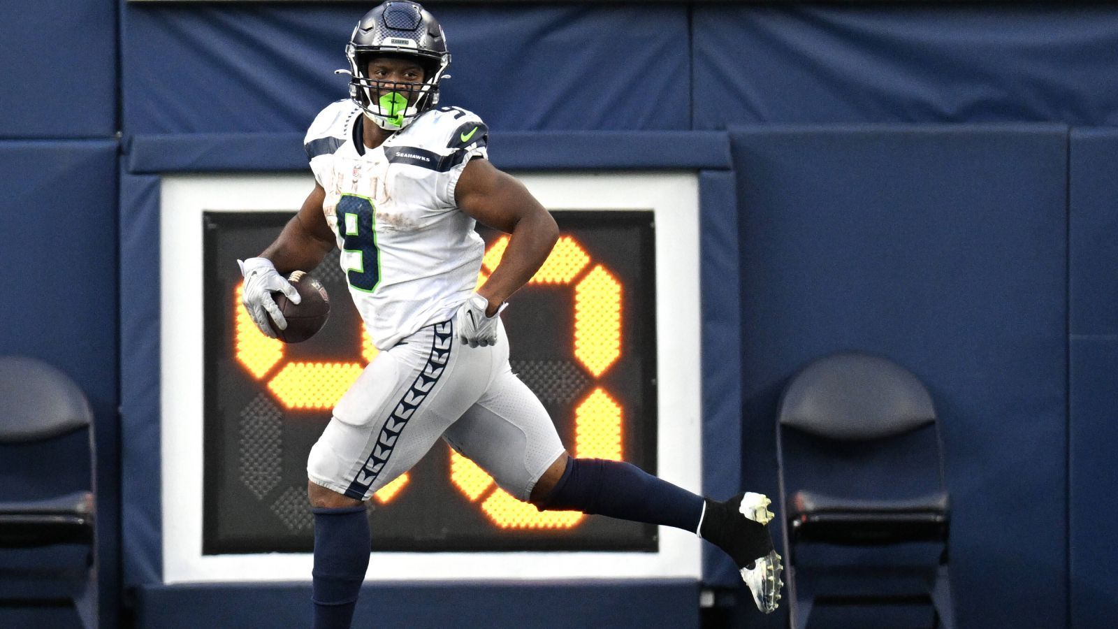 
                <strong>Gewinner: Kenneth Walker (Seattle Seahawks)</strong><br>
                Sieben Jahre nach dem Abgang von Marshawn Lynch aus Seattle scheint es so, dass die Seahawks endlich einen Nachfolger gefunden haben: Kenneth Walker III. Der Rookie von Michigan State überzeugte auch gegen die Los Angeles Chargers mit 168 Yards und zwei Touchdowns am Boden. Nach mehreren gescheiterten Running-Back-Versuchen scheint Walker nun endlich der Mann zu sein, nach dem an der Westküste so lange gefahndet wurde. 
              