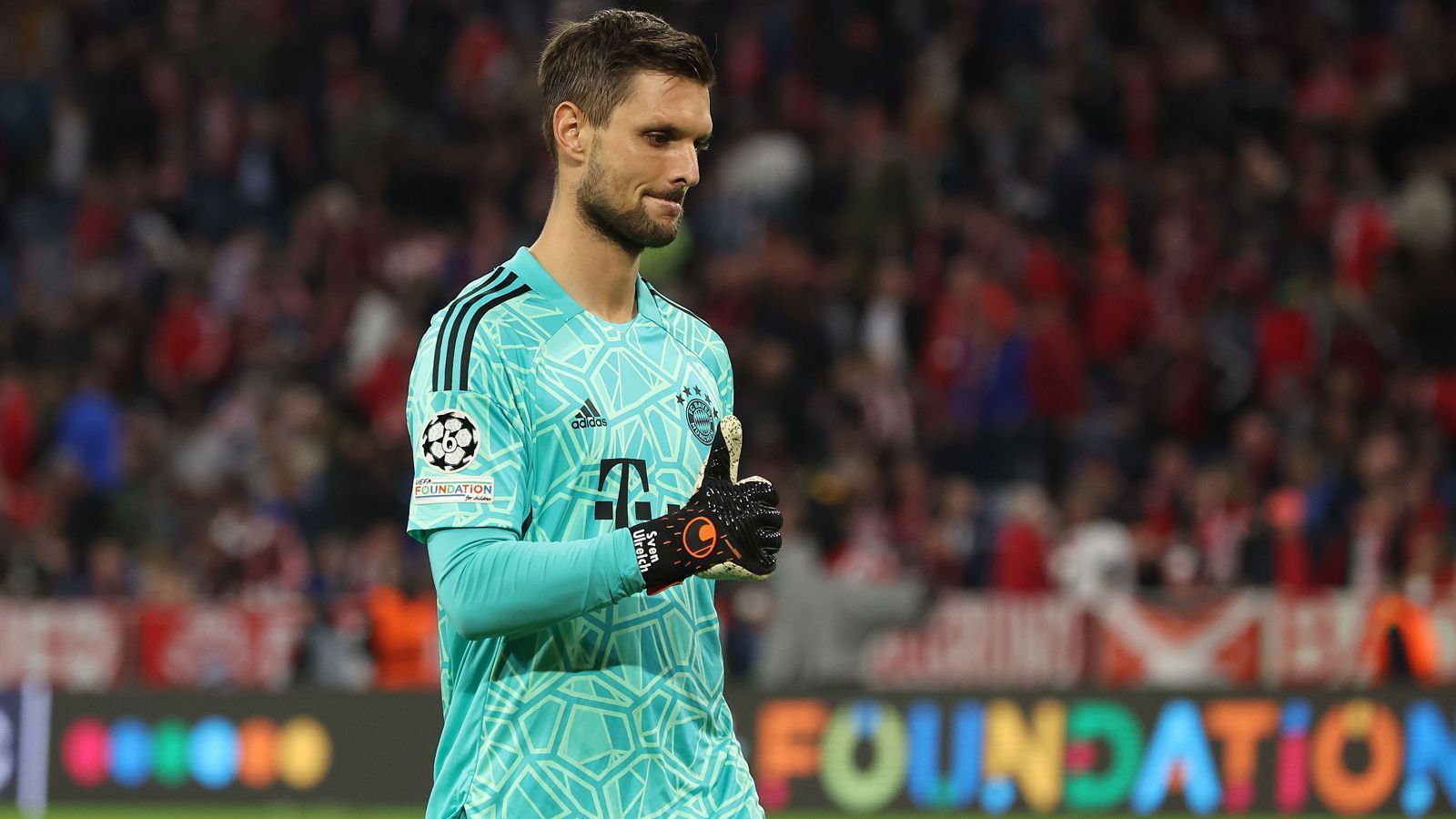 
                <strong>Sven Ulreich</strong><br>
                Als erste Alternative nach dem Neuer-Aus steht nun natürlich dessen bisheriger Backup Sven Ulreich bereit. Der 34-Jährige verfügt ebenfalls über sehr viel Erfahrung und vertrat Neuer bereits in der Vergangenheit mit zumeist soliden Leistungen. Ein absoluter Weltklasse-Keeper der Kategorie Neuer ist Ulreich jedoch freilich nicht. 
              