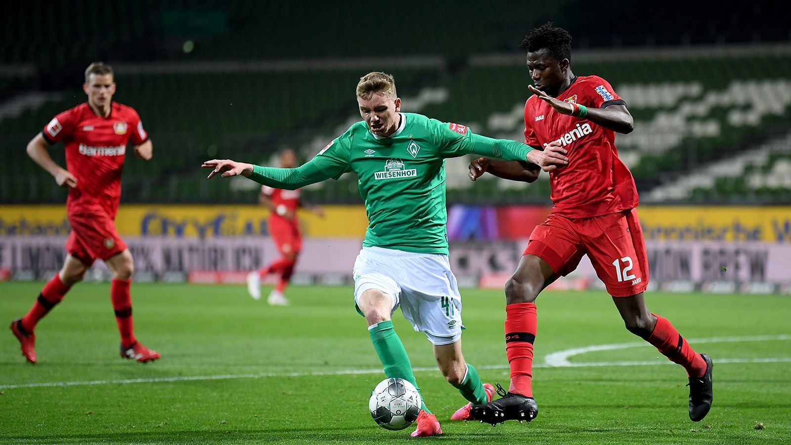 
                <strong>Nick Woltemade (Werder Bremen)</strong><br>
                Große Mittelstürmer sind in Deutschland selten geworden, Nick Woltemade ist so einer. 1,98 Meter misst der 18-Jährige, in Werders Bundesliga-Elf wurde er vier Mal eingewechselt und stand in einer Partie in der Startelf. Beeindruckend sind Woltemades Zahlen in der U19-Bundesliga: 16 Einsätze, 16 Tore, sieben Assists.
              