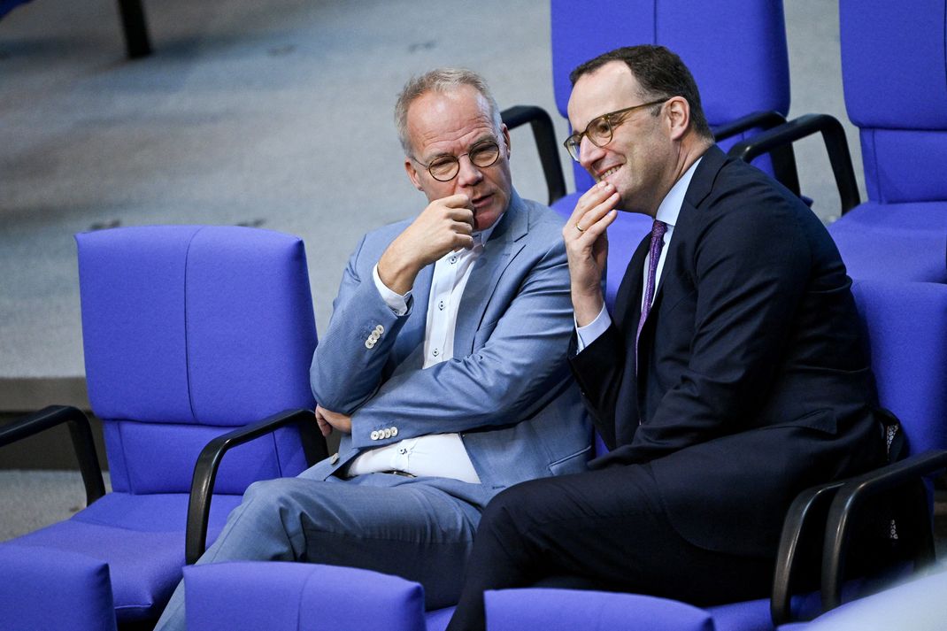 Matthias Miersch (SPD, links) und Jens Spahn (CDU) hoffen für Schwarz-Rot auf einen glimpflichen Ausgang der Verfassungsrichterwahl.