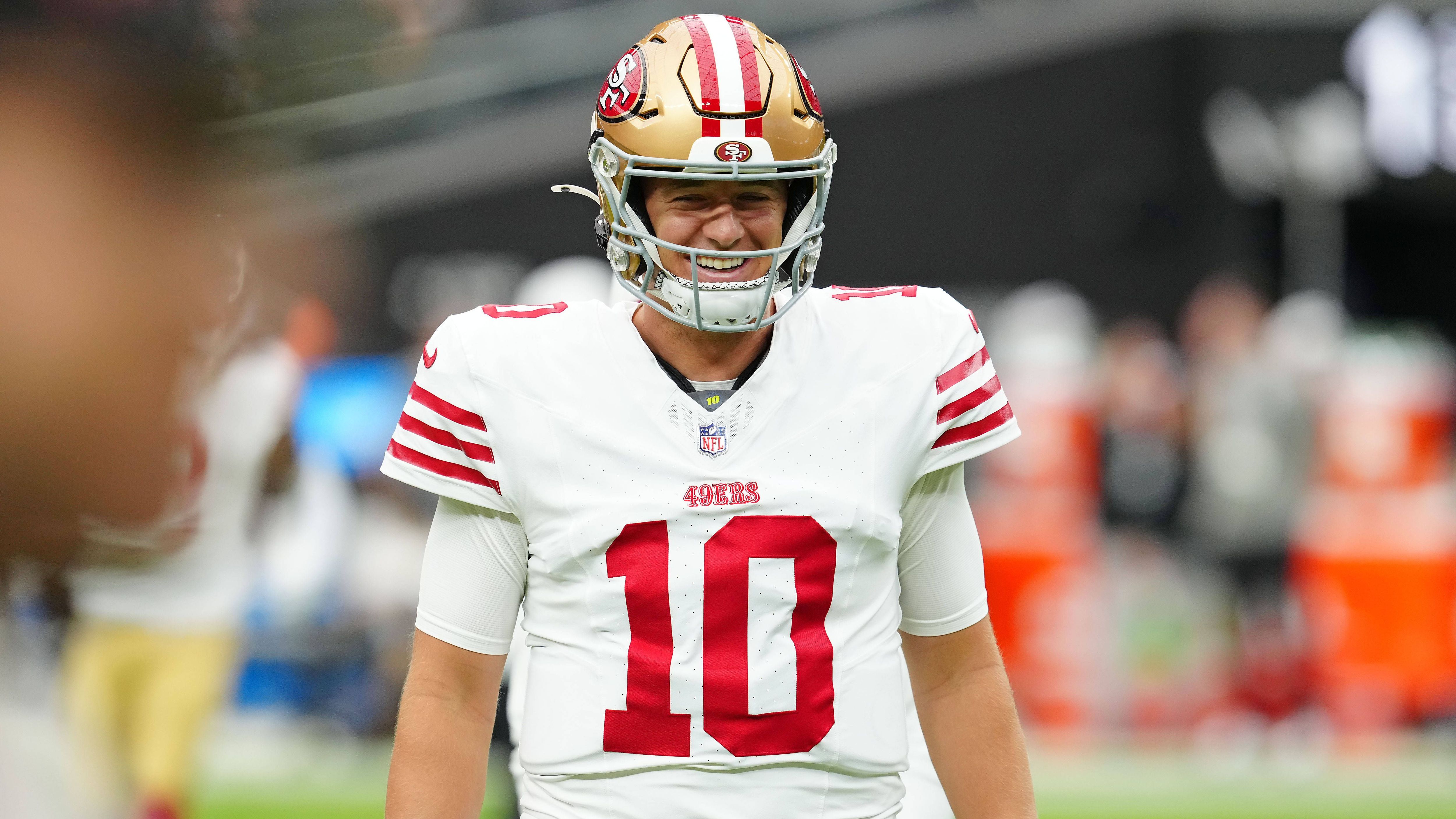 <strong>Platz 31: Mac Jones (San Francisco 49ers)</strong><br>Gleiches gilt für Mac Jones, der in Woche zwei Brock Purdy ersetzen wird. Immerhin: Im richtigen System und mit ein paar Playmakern um sich herum, kann er glänzen, das zeigte er 2021 mit den Patriots. Jones ist einer der besseren Backups und die 49ers sind mit ihm gegen die Saints sicher trotzdem noch der Favorit.