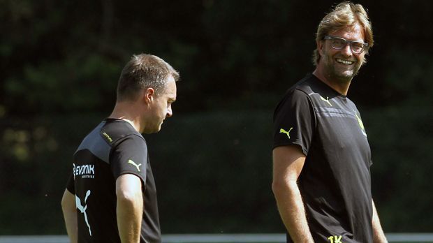 
                <strong>Dr. Andreas Schlumberger</strong><br>
                Dr. Andreas Schlumberger: Klopp (re.) und der aktuelle Bayern-Mitarbeiter Schlumberger kennen sich bereits aus ihrer gemeinsamen Zeit beim BVB. Zwischen 2011 und 2015 war das Duo gemeinsam bei den Dortmunder Profis - und könnte wohl in Zukunft auch in Liverpool wieder vereint sein.
              