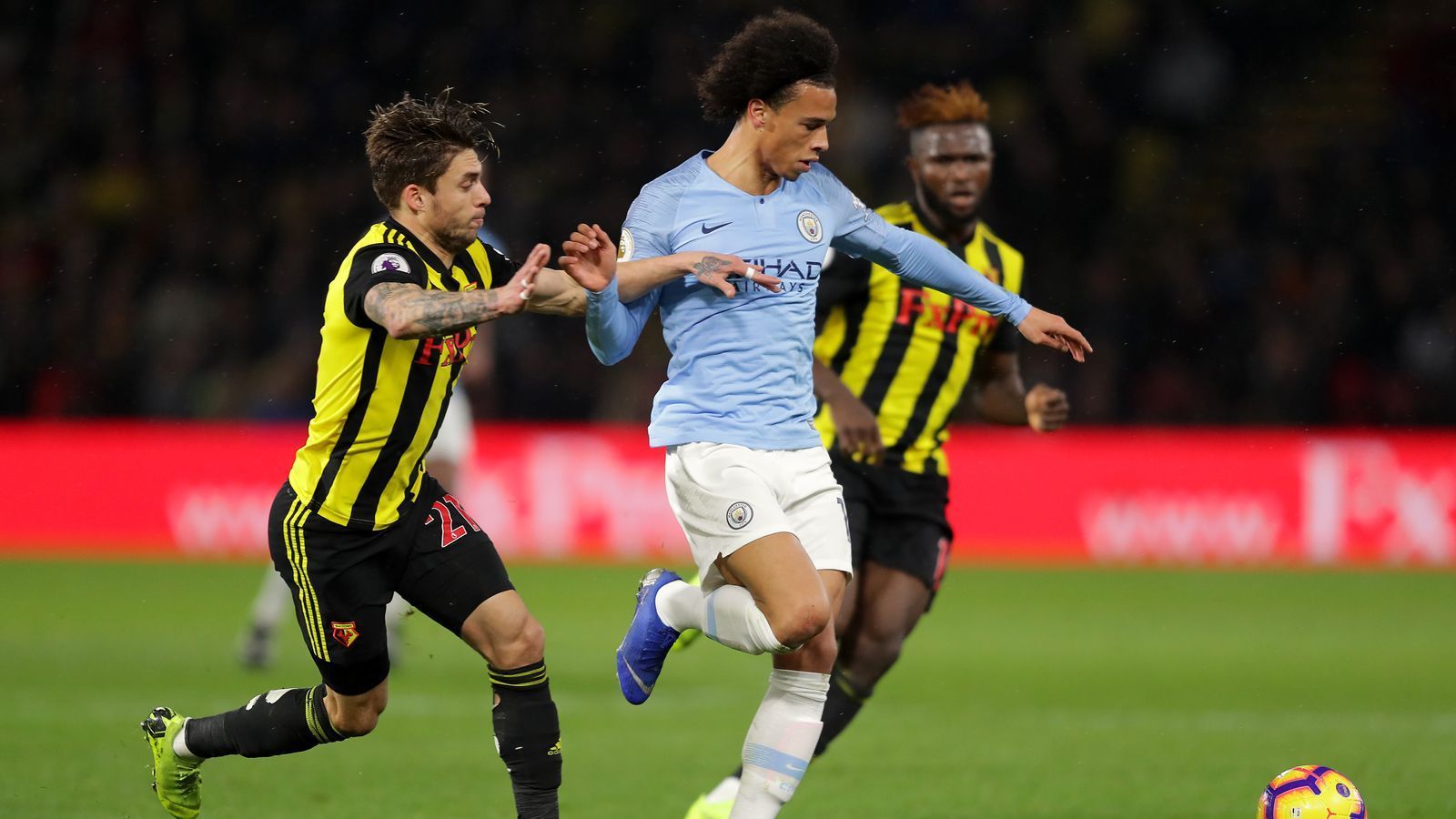 
                <strong>England</strong><br>
                Nach acht Jahren des Wartens machen sich Manchester City und Leroy Sane (v.) auf, um mal wieder den englischen FA-Cup zu gewinnen, denn seit 2011 ist das den "Citizens" nicht mehr gelungen. Auf die Mannschaft von Trainer Pep Guardiola wartet nun im Endspiel im Wembleystadion der Ligarivale FC Watford. Die "Hornets" setzten sich im Halbfinale mit 3:2 nach Verlängerung gegen Wolverhampton durch. Manchester City erreichte durch einen 1:0-Halbfinalerfolg gegen Brighton das FA-Cup-Endspiel. 
              