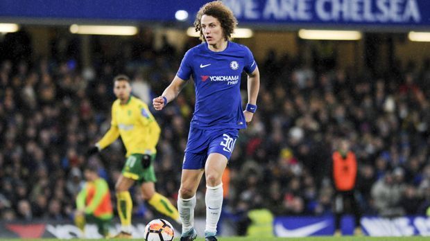 
                <strong>David Luiz (FC Chelsea)</strong><br>
                Dass Chelseas David Luiz mit der "Selecao" nach Russland fliegt, erscheint eher unwahrscheinlich. Der Routinier gilt immer noch als Sündenbock für das WM-Desaster von 2014. Seit damals durfte der Chelsea-Verteidiger nur noch unregelmäßig in der Nationalmannschaft ran, seit 2016 sogar nur noch ganze zwei Mal in bedeutungslosen Freundschaftsspielen. Die derzeitige Reservistenrolle bei den "Blues" macht eine WM-Teilnahme des 30-Jährigen zudem noch unwahrscheinlicher. Somit bleibt David Luiz wohl weiterhin bei 56 Länderspiel-Einsätzen hängen. 
              